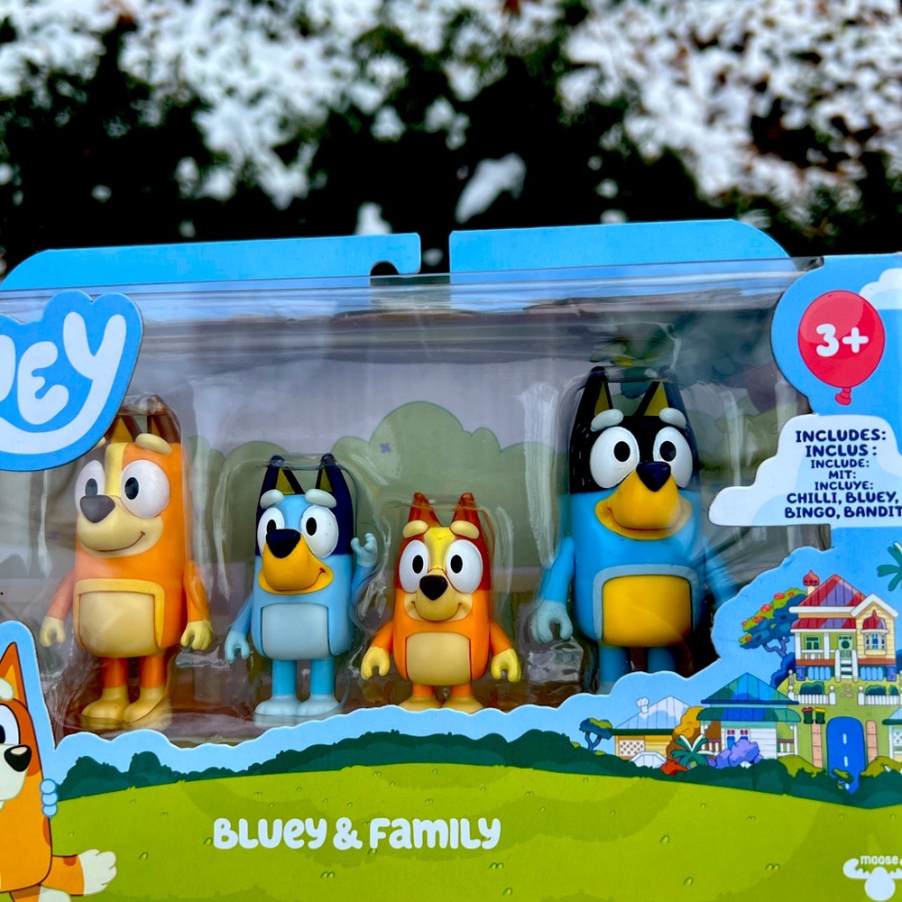 COPY - Bluey family figurine set, Moose toys. New in box.